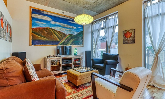 Hood River Condo | Oak Street Loft - Downtown Hood River