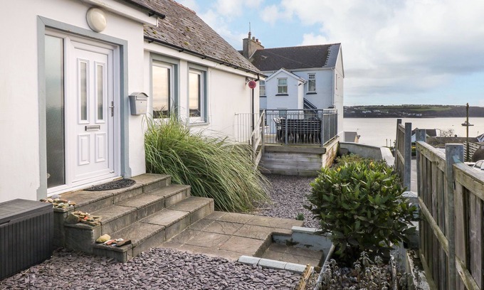 Llanstadwell House | OAKDENE, pet friendly, country holiday cottage in Neyland
