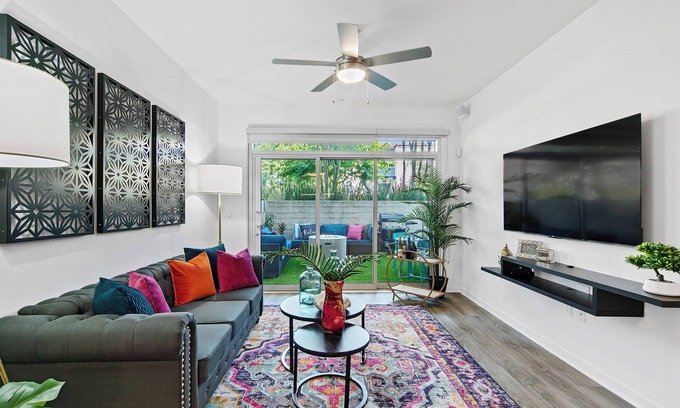 Los Angeles Hotel | Oasis 2BD/2BA near WeHo w/Parking, W/D, & Fitness
