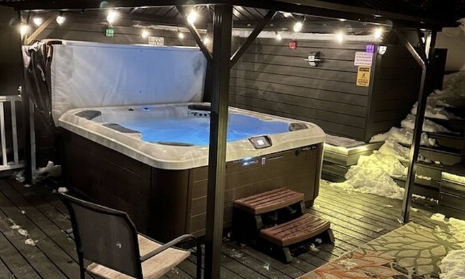 Garden City House | OASIS @ BEAR LAKE! nHot Tub + Deck + Theatre Room + Stunning Views