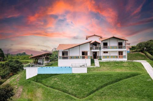Armenia House | Oasis Montenegro Pool jacuzzi 10min to Coffee Park