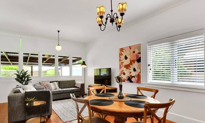 Orange House | Oasis on Warrendine - Sleek & Stylish Abode