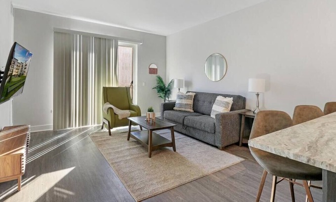 Forestview Apartment | OB257 Luxurious 1BR Apt in Oakbrook