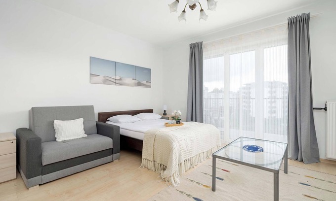 Lagiewniki Apartment | Obozowa 118 Kraków | Bright Studio with Desk and Bathtub