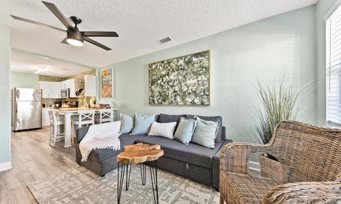 Jacksonville Beach House | Ocean Blue Cottage|1 Block to Beach| Close to Mayo