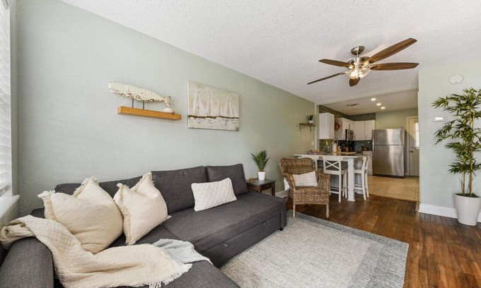 Jacksonville Beach House | Ocean Blue Cottage 2|1 Blk to Beach| Close to Mayo