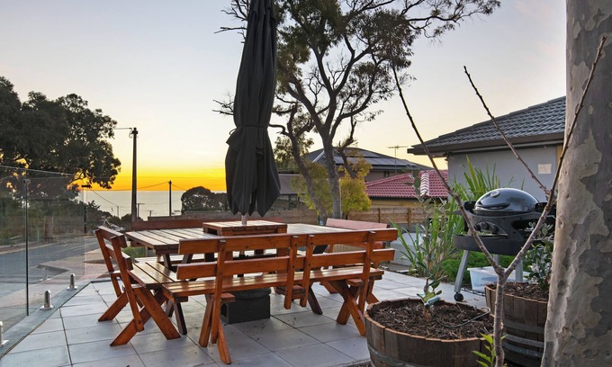 Hallett Cove Apartment | Ocean Breeze Studio 2min walk to train and ocean