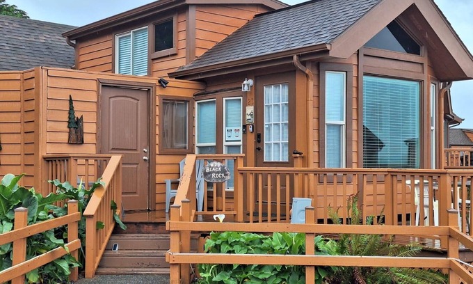 Smith River Cabin | Ocean Cabin 23 with Private Hot Tub - Perfect for Honeymoons and Romantic Getaways (Private Beach Owned by White Rock Resort)