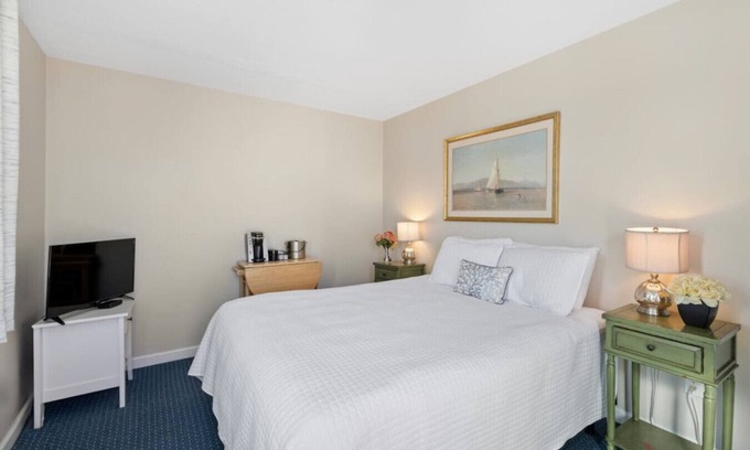 Silver Beach Apartment | Ocean Deck 1 Double Bed Suite with Views