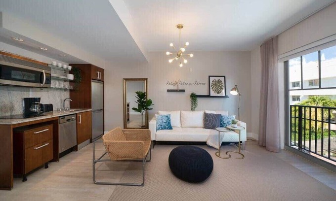 South Beach Condo | Ocean Dr 1BR Apt w/Rooftop Pool, 93 Walk Score