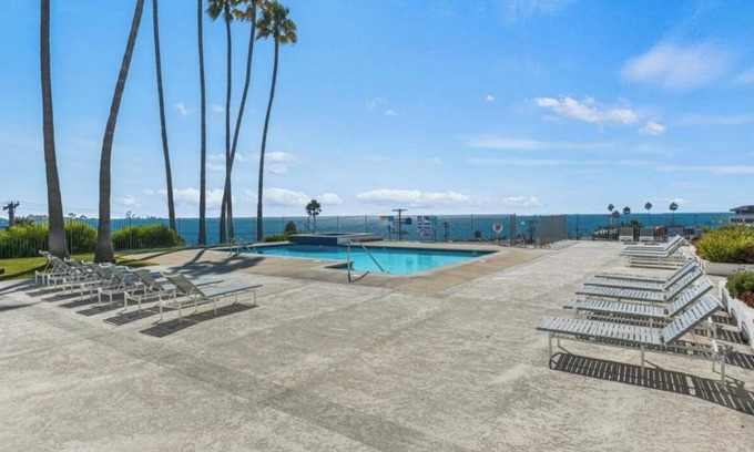 Downtown Bed & Breakfast | 💫Ocean Dream plush Condo W/ complementary parking and Pool 💫