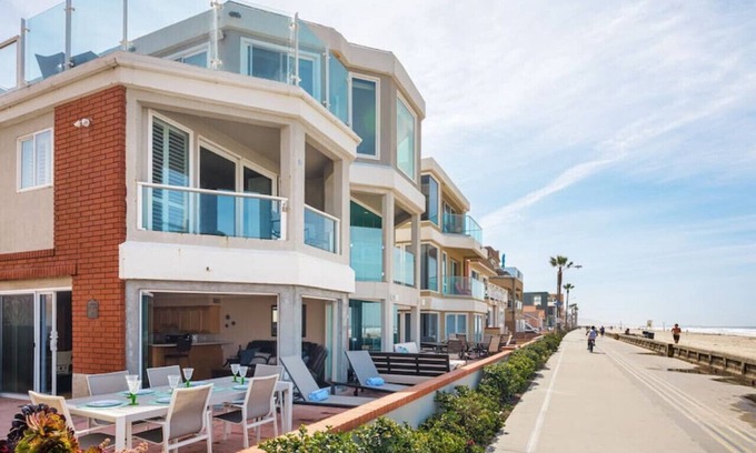 Central Mission Beach Condo | Ocean Front Beach Get Away w/AC!