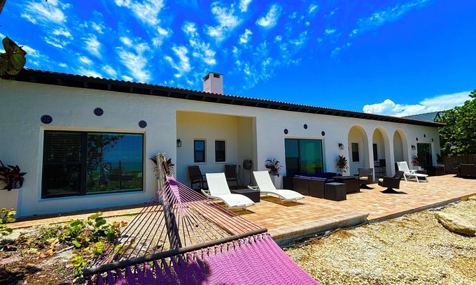 Cocoa Beach House | ⭐️⭐️Ocean front Luxury Hacienda with pool, pet friendly 5⭐️🏖️