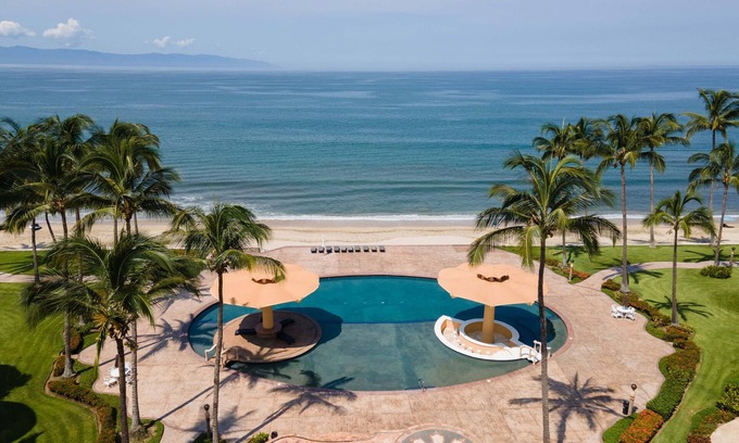 Flamingos Apartment | Ocean Front Penthouse, Pool, Sleeps 6 people