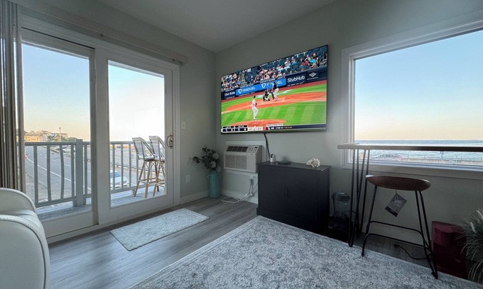 Hampton Condo | Ocean Front Penthouse Suite Magnificent Oceans views & King Bed