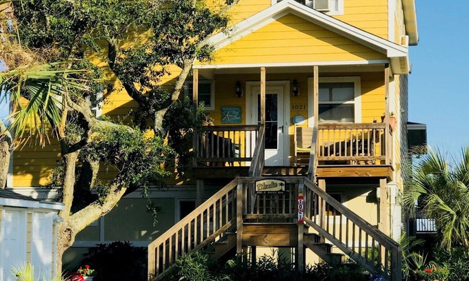 Folly Beach House | OCEAN FRONT Perfect for Family Groups! FRONT BEACH Screened Porch Huge Deck