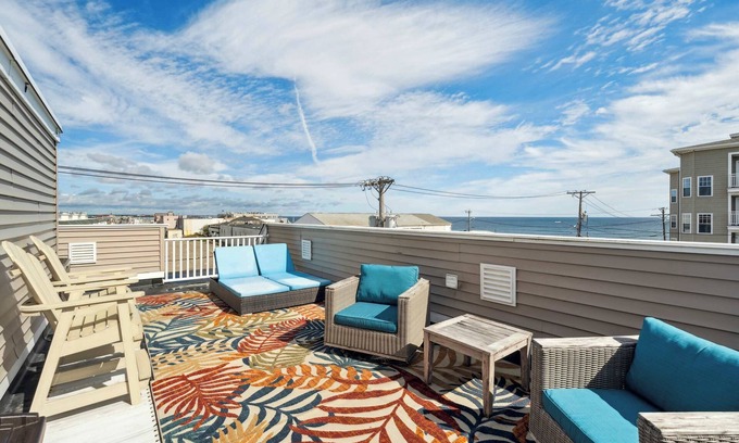 Salisbury Beach Condo | Ocean Hideaway | Rooftop Deck | Fireplace