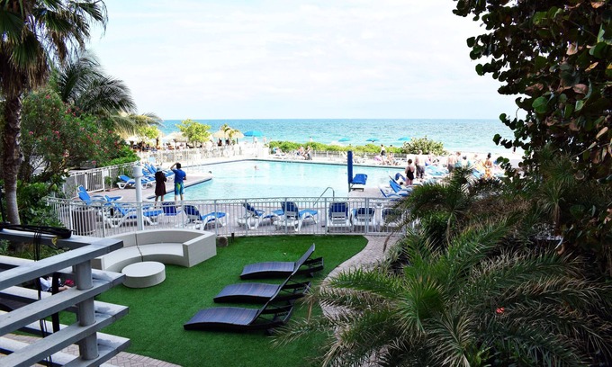 Galt Mile Resort | OCEAN MANOR 1 MASTER EN-SUITE BEDROOM AND 1 BEDROOM