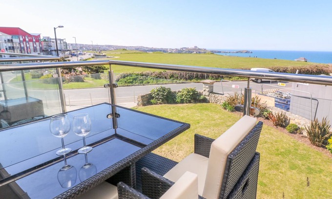 Lusty Glaze Apartment | OCEAN SEVEN, family friendly, country holiday cottage in Newquay