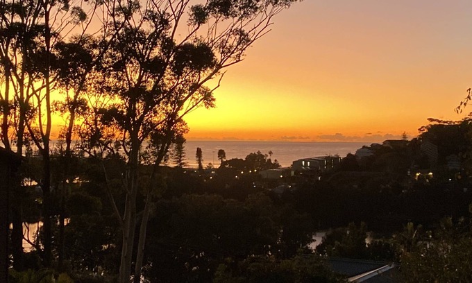 Avoca Beach House | OCEAN SUNRISES-AVOCA BEACH-Ocean & lake views, birdlife, 2 min drive to beach