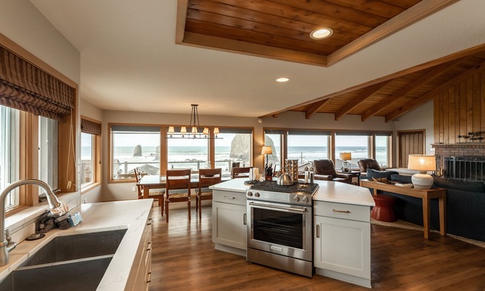 Tolovana Park House | Ocean View Beach Retreat Steps from Haystack Rock