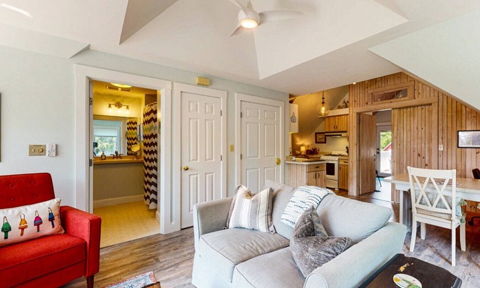 Boothbay Harbor Apartment | Ocean View | Coastal Cottage Loft | Walk to Harbor