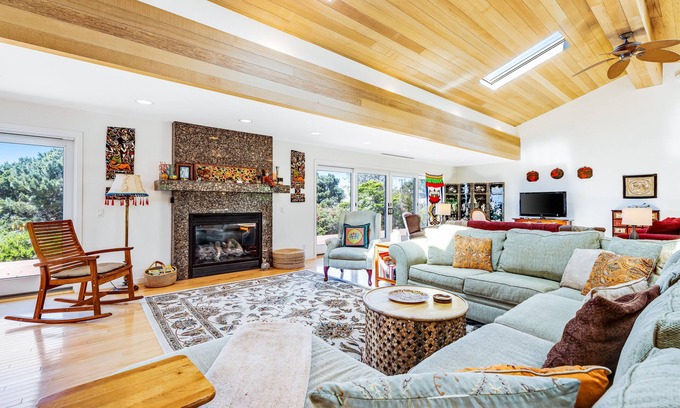 Gualala House | Ocean View Home w/Private Hot Tub, Deck & Fireplace - Walk to Cooks Beach