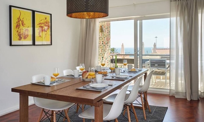 Parede Apartment | Ocean View II - sleeps 6, great location!