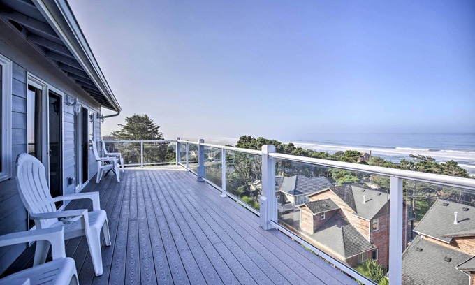 Lincoln City House | Ocean-View Lincoln City Retreat w/3 Viewing Decks