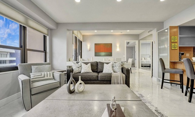 La Gorce Apartment | Ocean View Luxury Penthouse 3BR/3BA Beach Service