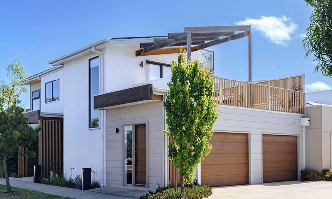 Torquay Apartment | Ocean View Rooftop Terrace and Horizon Views