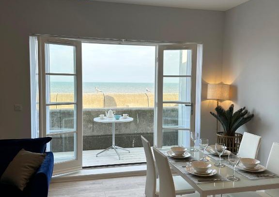 Burmarsh Apartment | Ocean View Suite - Near Hythe - On Beach Seafront - Private Parking