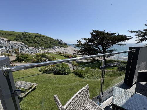 Seaton House | Ocean Waves - Mount Brioni