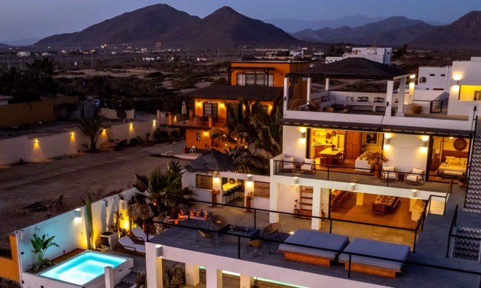 Cerritos Villa | Oceanfront 10 BR Villa with Pool - Jacuzzi - Beach