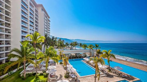 Las Glorias Apartment | Oceanfront 1BR with Balcony - Sea View & Pools