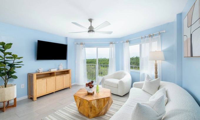 Tavernier Condo | Oceanfront 2BR/2BA Remodeled Condo King + Bunk Room Balcony Views
