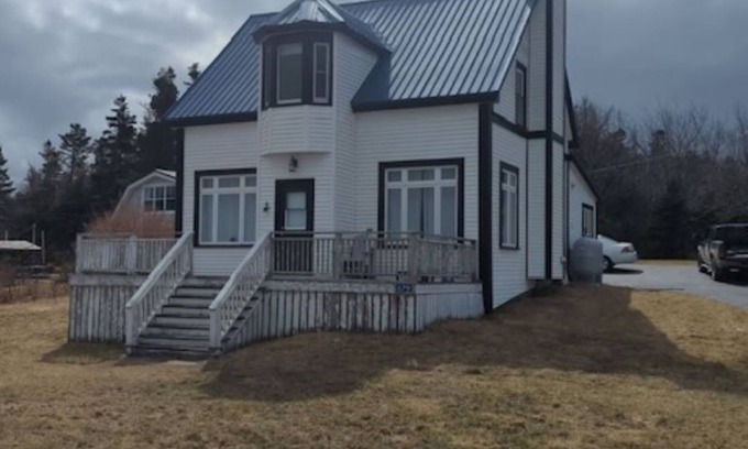 Feltzen South House | Oceanfront 3-Bedroom Captain's House