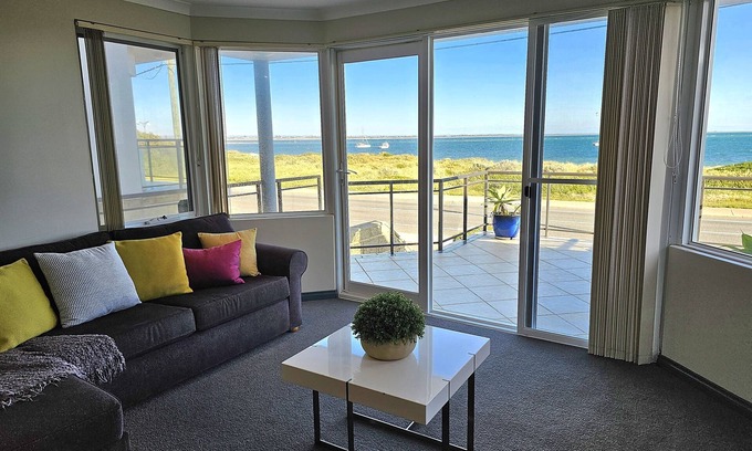 Shoalwater House | Oceanfront 4 Bedroom home, spectacular views! Walk to cafes and Penguin Island.