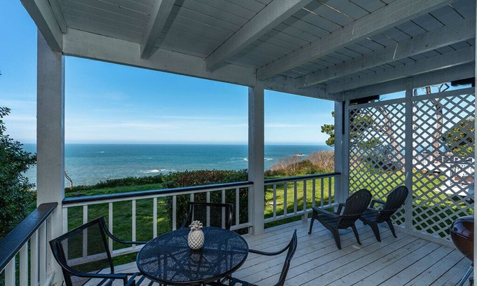 Trinidad House | Oceanfront Beach Bungalow