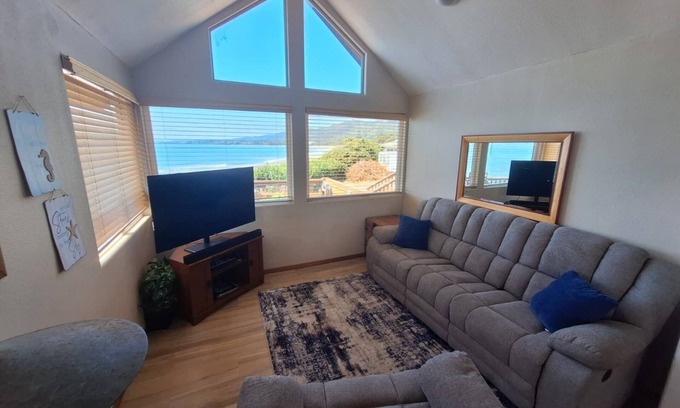 Smith River Cabin | Oceanfront Cabin 3 with Private Jacuzzi & Impressive Views