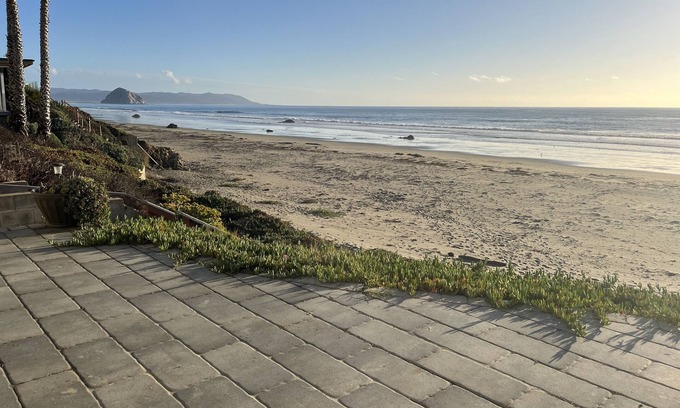 Cayucos House | Oceanfront Cayucos Cottage on the sand