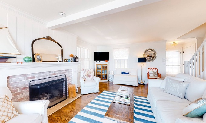 Nelscott House | Oceanfront cottage with water-view deck, gas fireplace & washer/dryer