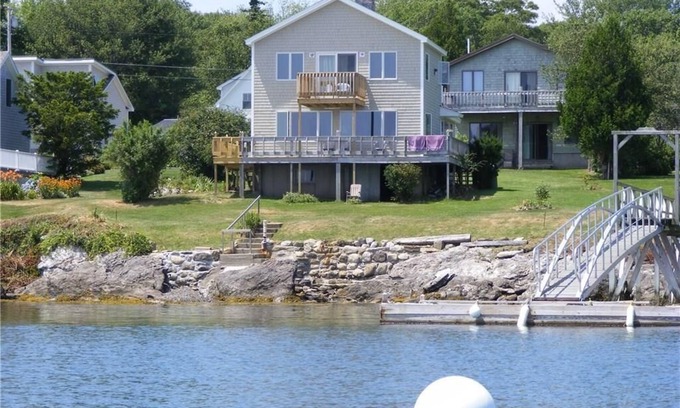 Mid-Coast and Islands House | Oceanfront cottage with stunning sunrises over the Cribstone Bridge