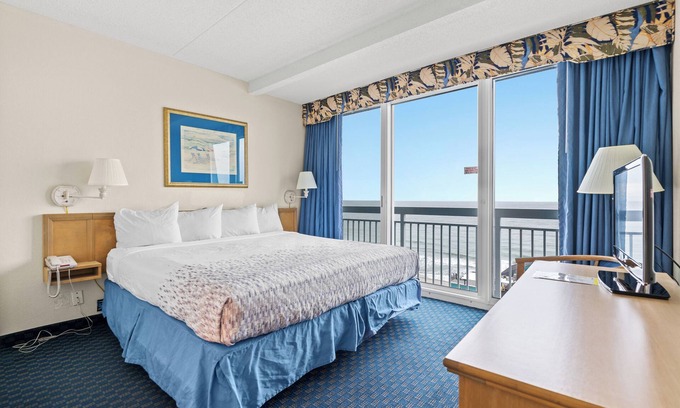 Downtown Myrtle Beach Hotel | Oceanfront Family 1 br + Kids Bunk Nook S