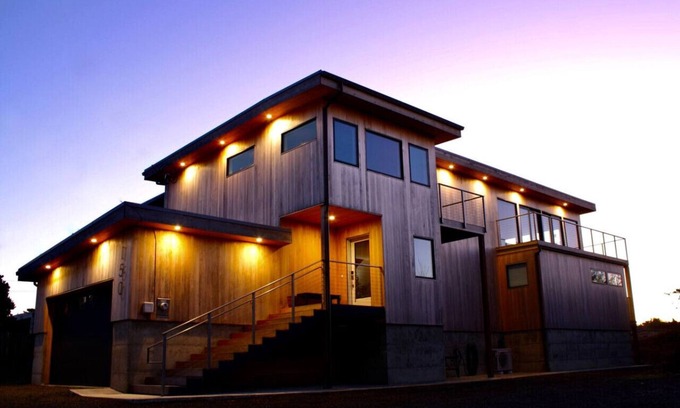 Rockaway Beach House | Oceanfront Getaway w/Stunning Views & Soaking Tub