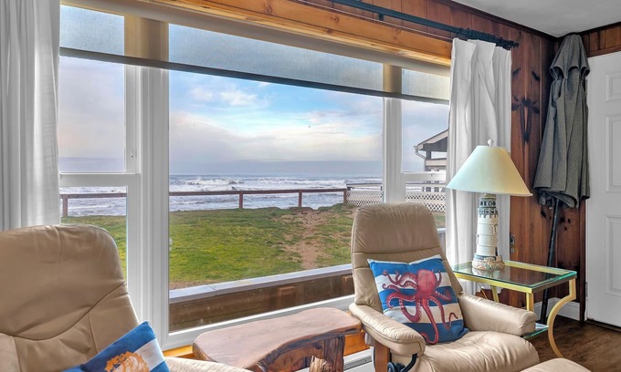 Nelscott House | Oceanfront home, beach view with direct beach access in the hear of Lincoln City