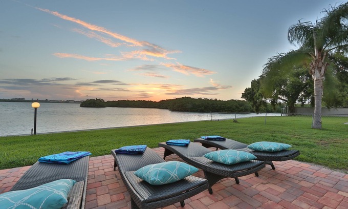Vamo House | Oceanfront home w/sunset views of Sarasota Bay