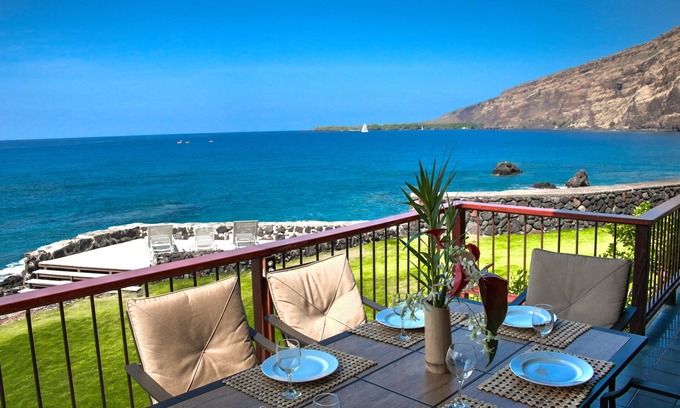 Honaunau-Napoopoo House | Oceanfront Hot Tub! Kayaks! Snorkeling! Dolphins! WEDDINGS WELCOME!