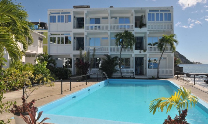 Castle Comfort Hotel | Oceanfront Hotel Room with Pool