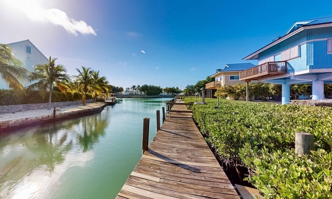 Marathon House | Oceanfront house with dock, kayaks, deck, fast WiFi, central AC & washer/dryer